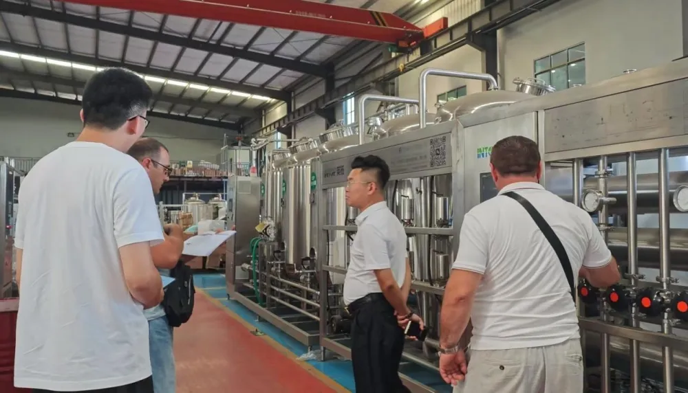 Azerbajdzjansk kund besöker Intop Machinery för att inspektera produktionslinjen för granatäpplejuice